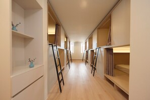 標準共用宿舍 | 羽絨被、書桌、手提電腦工作空間、免費 Wi-Fi