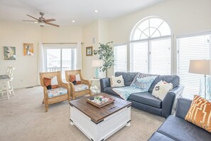 Living area - Serene 7-bedroom house with AC in North Topsail Beach (North Topsail Beach)