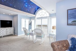 Living area - Serene 7-bedroom house with AC in North Topsail Beach (North Topsail Beach)