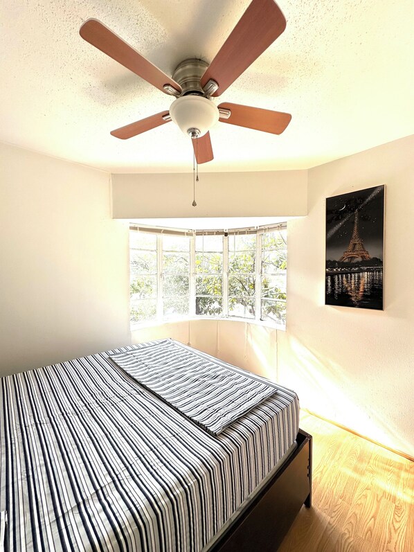 1 habitación, caja de seguridad en la habitación y escritorio