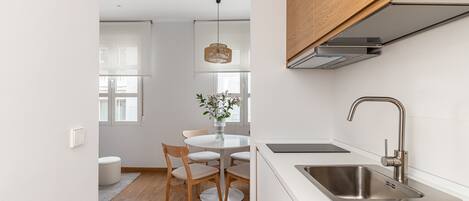 Kjøleskap, mikrobølgeovn, oppvaskmaskin og kaffetrakter/tekoker