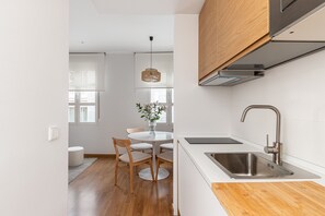 Réfrigérateur, four à micro-ondes, lave-vaisselle, cafetière-théière