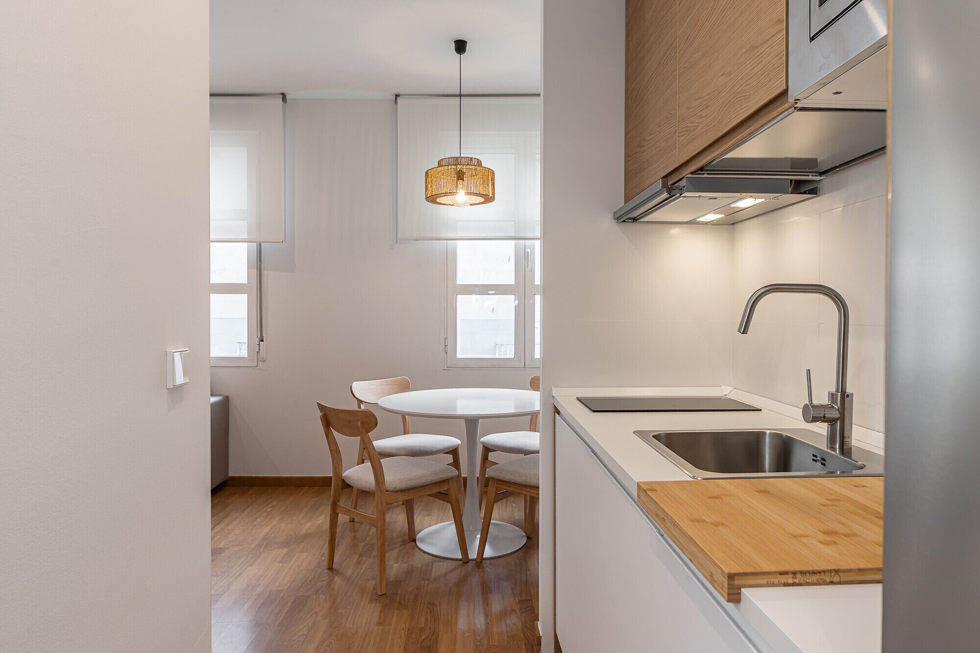 Frigorífico, microondas, lavavajillas y cafetera o tetera