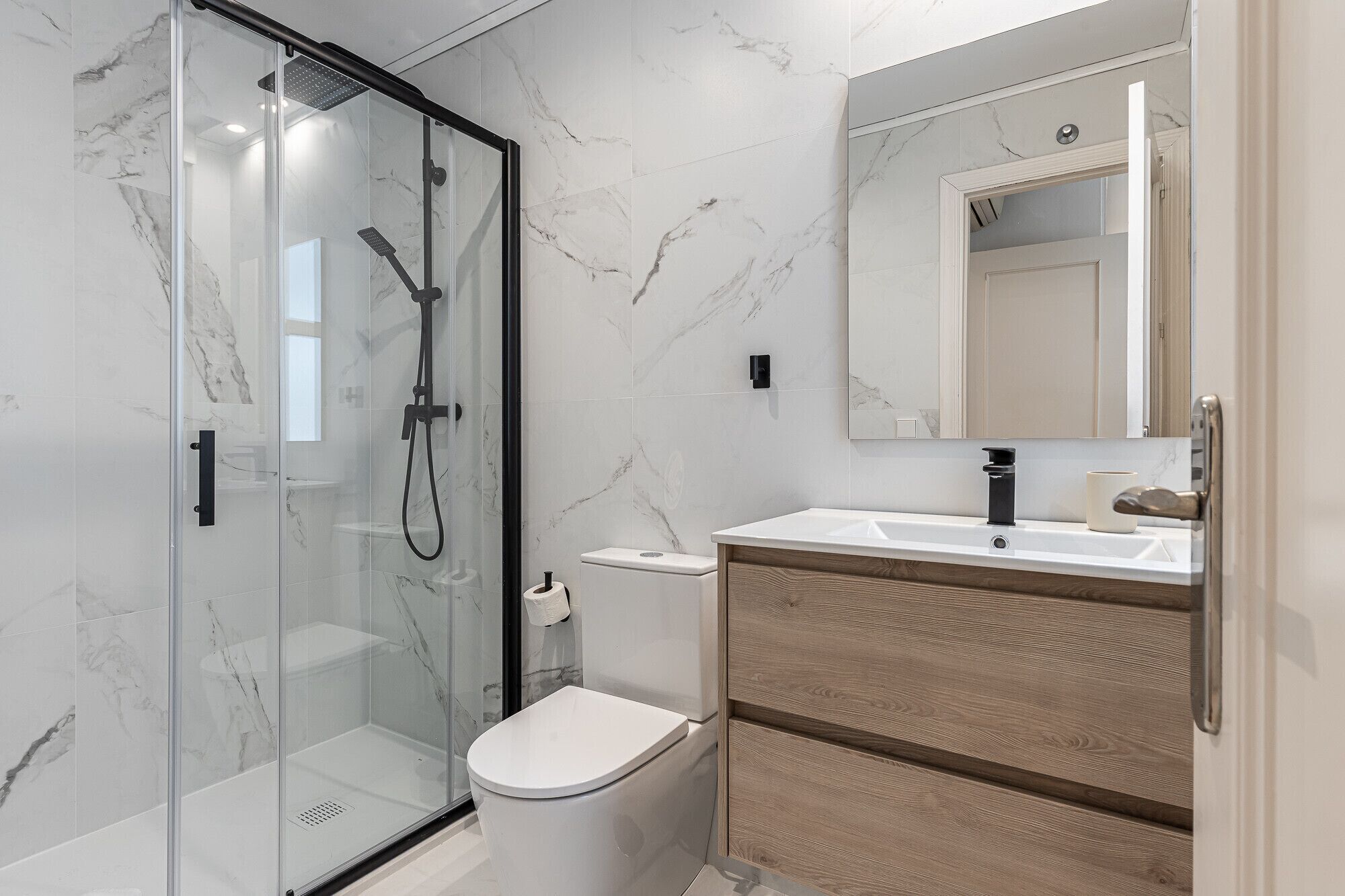 Douche, séchoir à cheveux, serviettes fournies