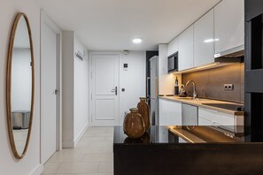 Fridge, microwave, dishwasher, coffee/tea maker - Waou Las Letras VII - Short Term Rental (Madrid)