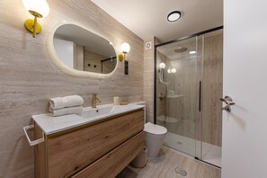 Shower, hair dryer, towels - Waou Las Letras VII - Short Term Rental (Madrid)