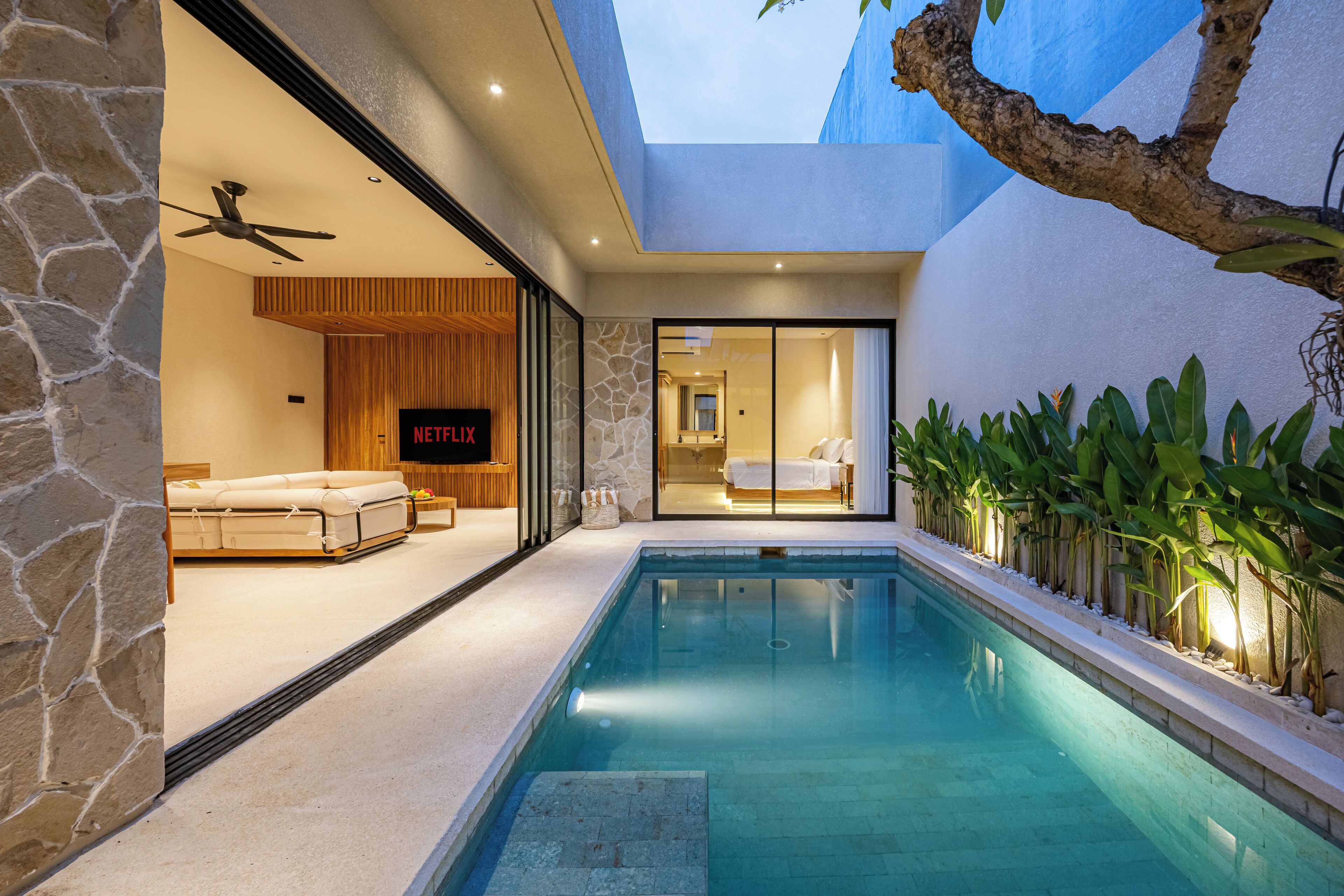 Una piscina al aire libre