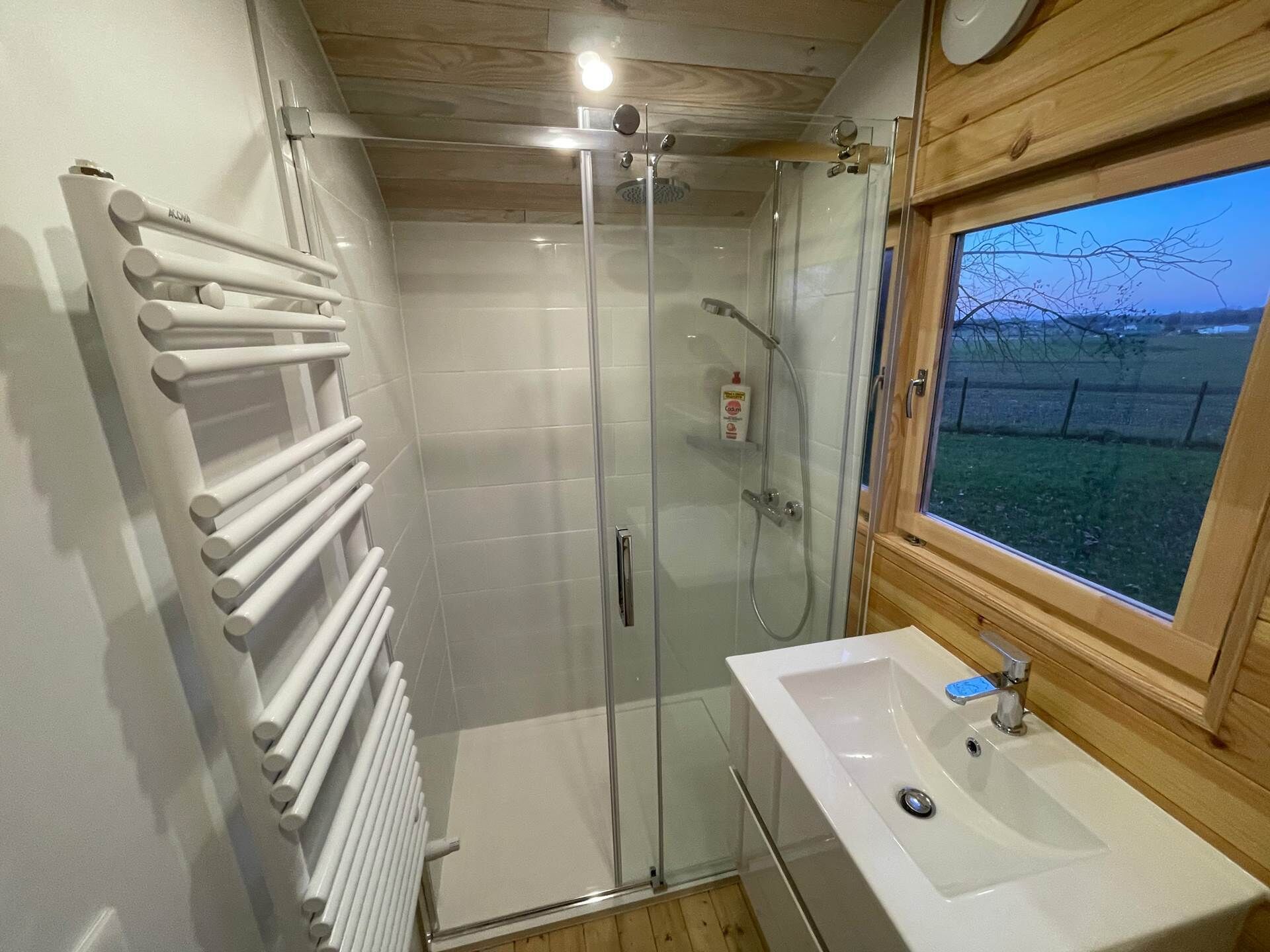 Een haardroger, handdoeken