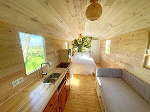 1 bedroom, free WiFi, bed sheets - Domaine des Anes - Roulotte de la Clairière (TUGERAS ST MAURICE)