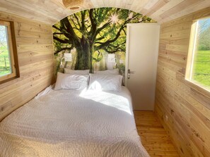 1 bedroom, free WiFi, bed sheets - Domaine des Anes - Roulotte de la Clairière (TUGERAS ST MAURICE)