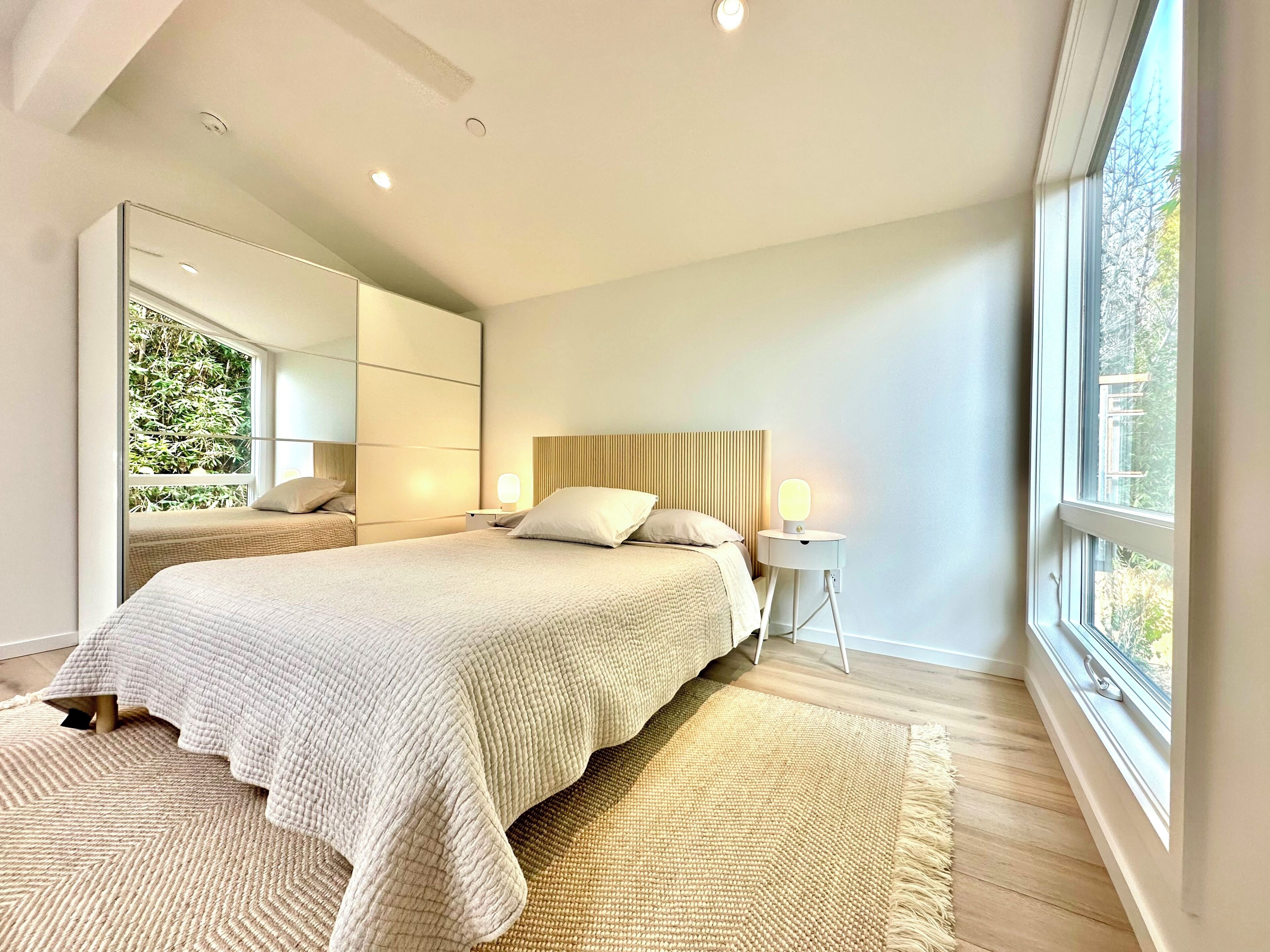 Een strijkplank/strijkijzer, wifi, beddengoed