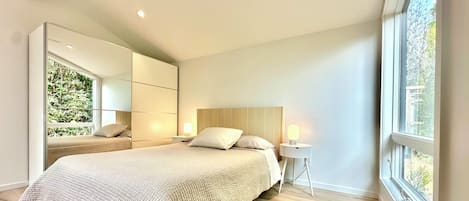 Een strijkplank/strijkijzer, wifi, beddengoed