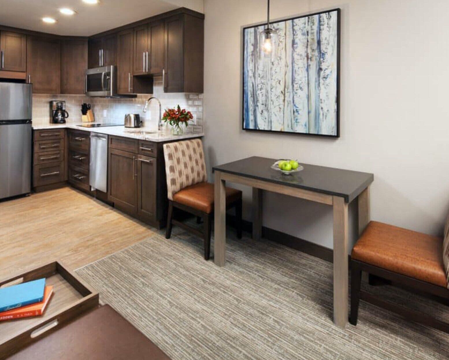 Microondas, placa de cocina, lavavajillas