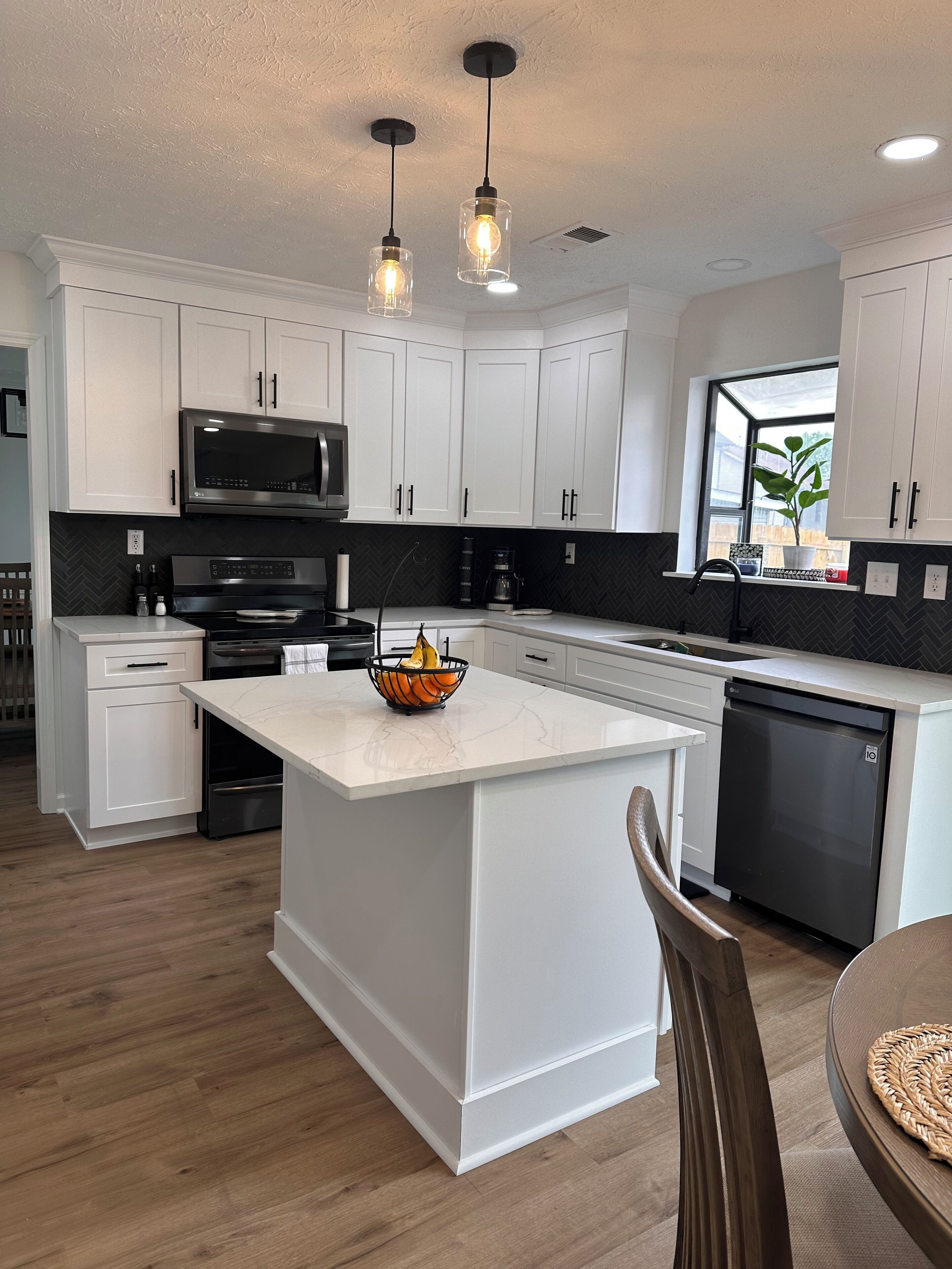 Køleskab, mikrobølgeovn, ovn, kogeplade