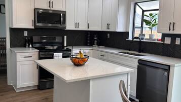 Køleskab, mikrobølgeovn, ovn, kogeplade