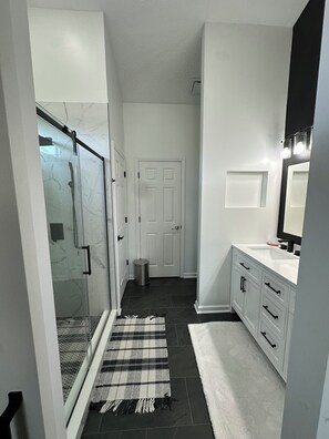 Shower, hair dryer, bidet, towels - Fully Furnished 4BR Home in Lexington Short & Mid-Term (Lexington)