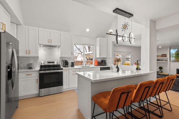 Coffee/tea maker, fridge, microwave, oven
