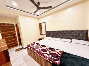 Premium bedding, desk, laptop workspace, free WiFi - Hotel DMD Inn near Temple & Rail Staion (Ujjain)