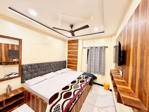 Premium bedding, desk, laptop workspace, free WiFi - Hotel DMD Inn near Temple & Rail Staion (Ujjain)