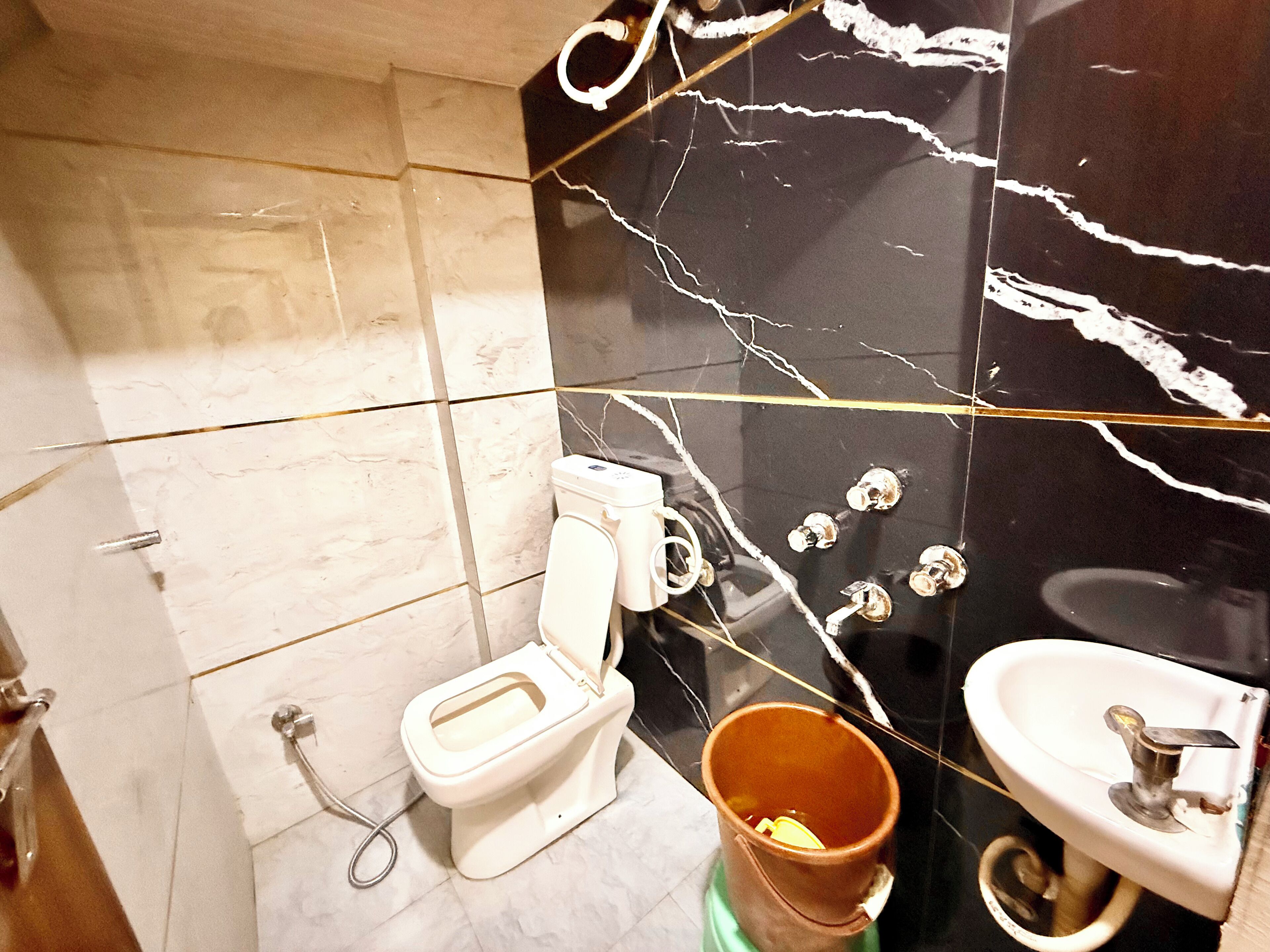 Shower, rainfall showerhead, free toiletries, bidet