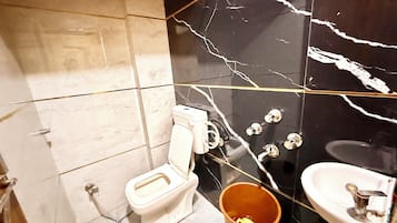 Shower, rainfall showerhead, free toiletries, bidet