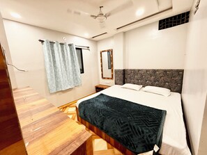 华丽双人房 | 高档床上用品、办公桌、笔记本电脑工作区、免费 WiFi