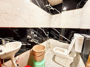 Shower, rainfall showerhead, free toiletries, bidet - Hotel DMD Inn near Temple & Rail Staion (Ujjain)