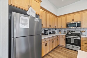 冷蔵庫、電子レンジ、オーブン、コンロ