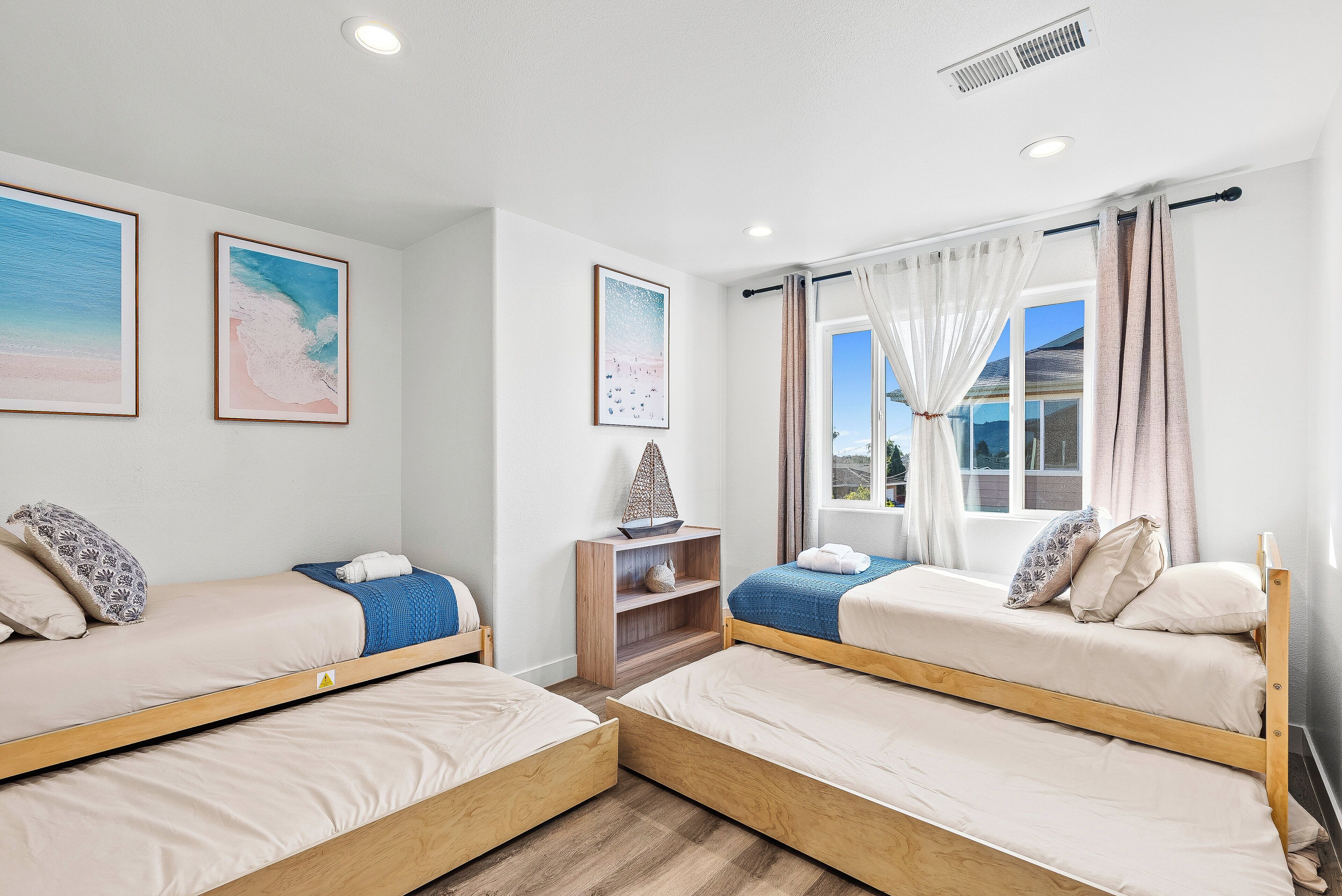 4 bedrooms, iron/ironing board, WiFi, bed sheets