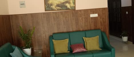 Apartamento familiar, balcón | Zona de estar