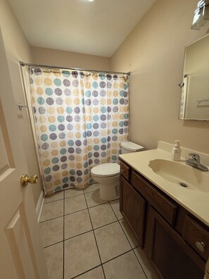 Shower, hair dryer, towels, soap - Comfortable 3 Bed 2 Bath close to the city without being in the middle of it! (Metairie)