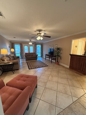 Living area - Comfortable 3 Bed 2 Bath close to the city without being in the middle of it! (Metairie)