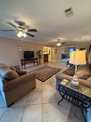 Living area - Comfortable 3 Bed 2 Bath close to the city without being in the middle of it! (Metairie)