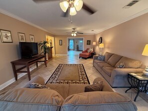 Living area - Comfortable 3 Bed 2 Bath close to the city without being in the middle of it! (Metairie)