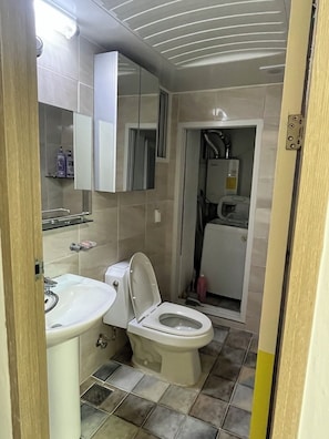 Secadora de cabello, toallas, jabón, papel de baño 