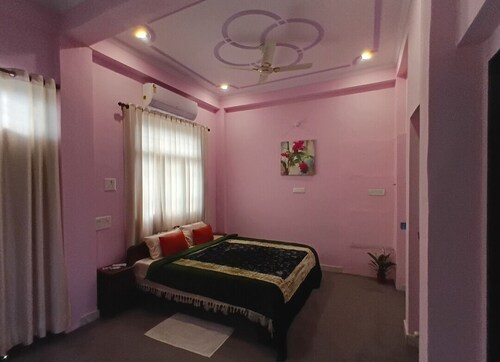 Cozy 1-bedroom farmhouse in perfect Jaipur with AC. Safe, Serene, Pet Friendly