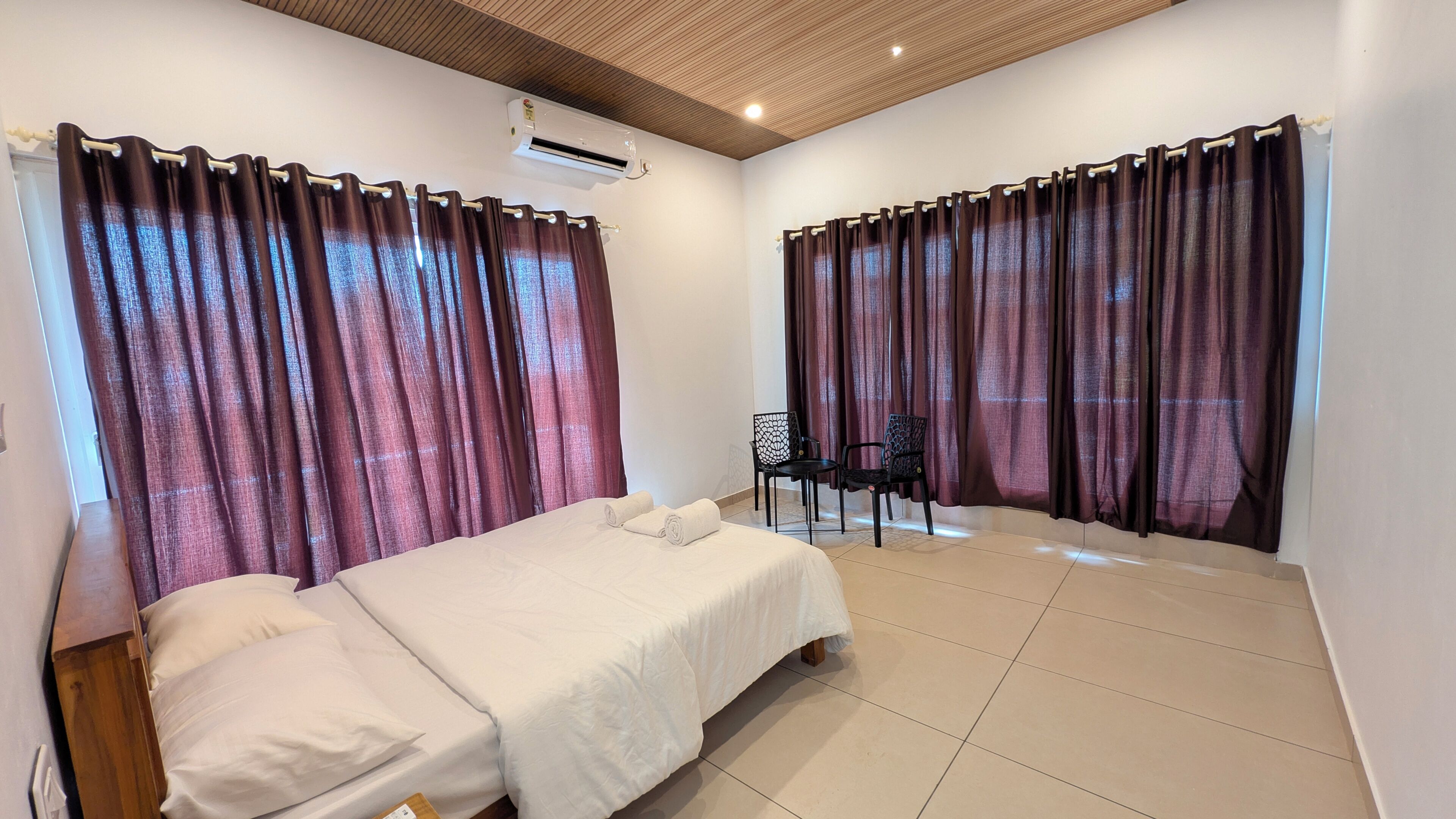 Schreibtisch, laptopgeeigneter Arbeitsplatz, kostenloses WLAN