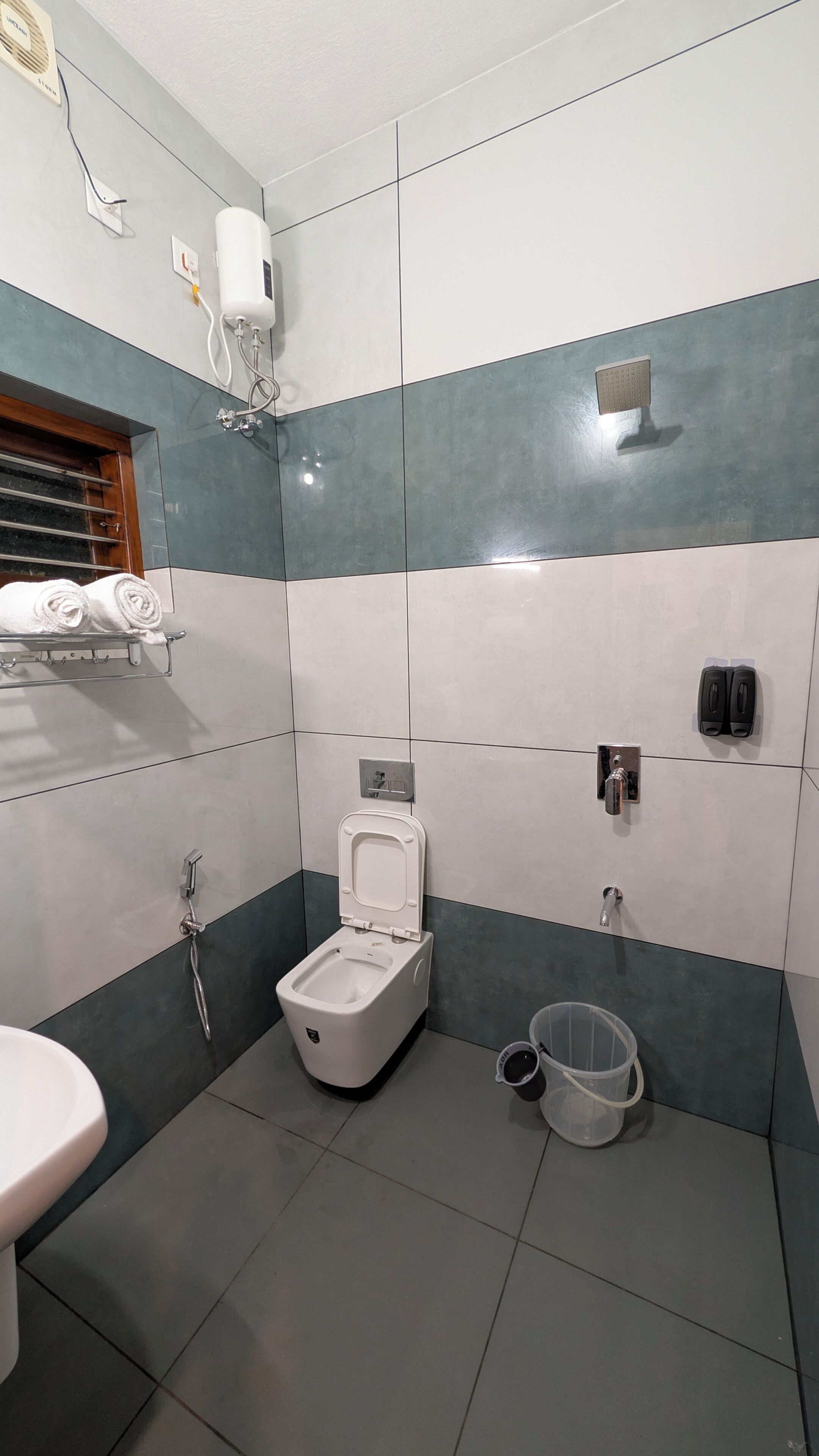 Kahden hengen huone | Kylpyhuone | Suihku, pyyhkeet, saippua, sampoo