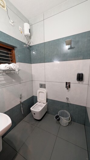 Doppelzimmer | Badezimmer | Dusche, Handtücher, Seife, Shampoo