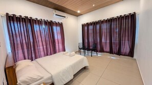 Schreibtisch, laptopgeeigneter Arbeitsplatz, kostenloses WLAN