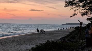 Villa, 6 habitaciones, balcón, vistas al mar | Playa | Ubicación a pie de playa