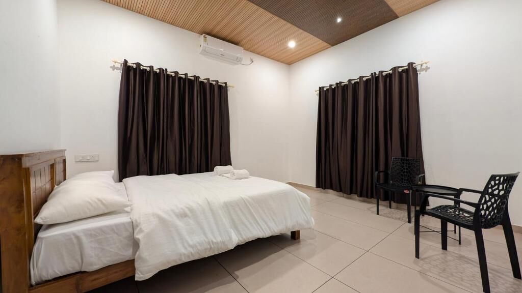 Schreibtisch, laptopgeeigneter Arbeitsplatz, kostenloses WLAN