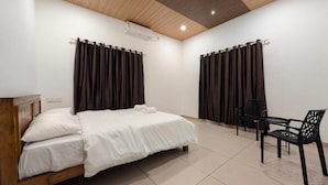 Une chambre à coucher avec un lit, une chaise et un bureau.