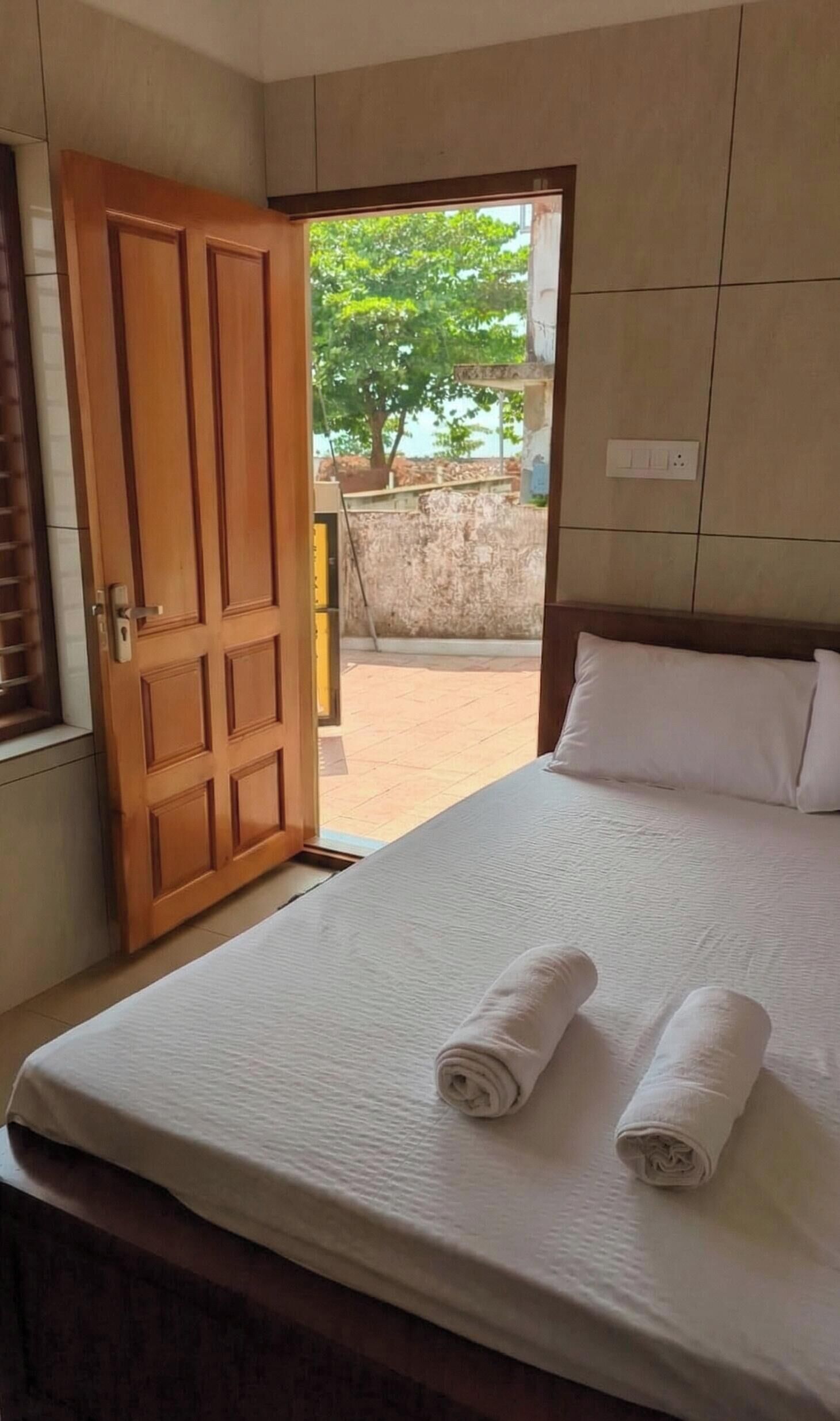 Doppelzimmer, 1 Queen-Bett, eingeschränkter Meerblick | Schreibtisch, laptopgeeigneter Arbeitsplatz, kostenloses WLAN