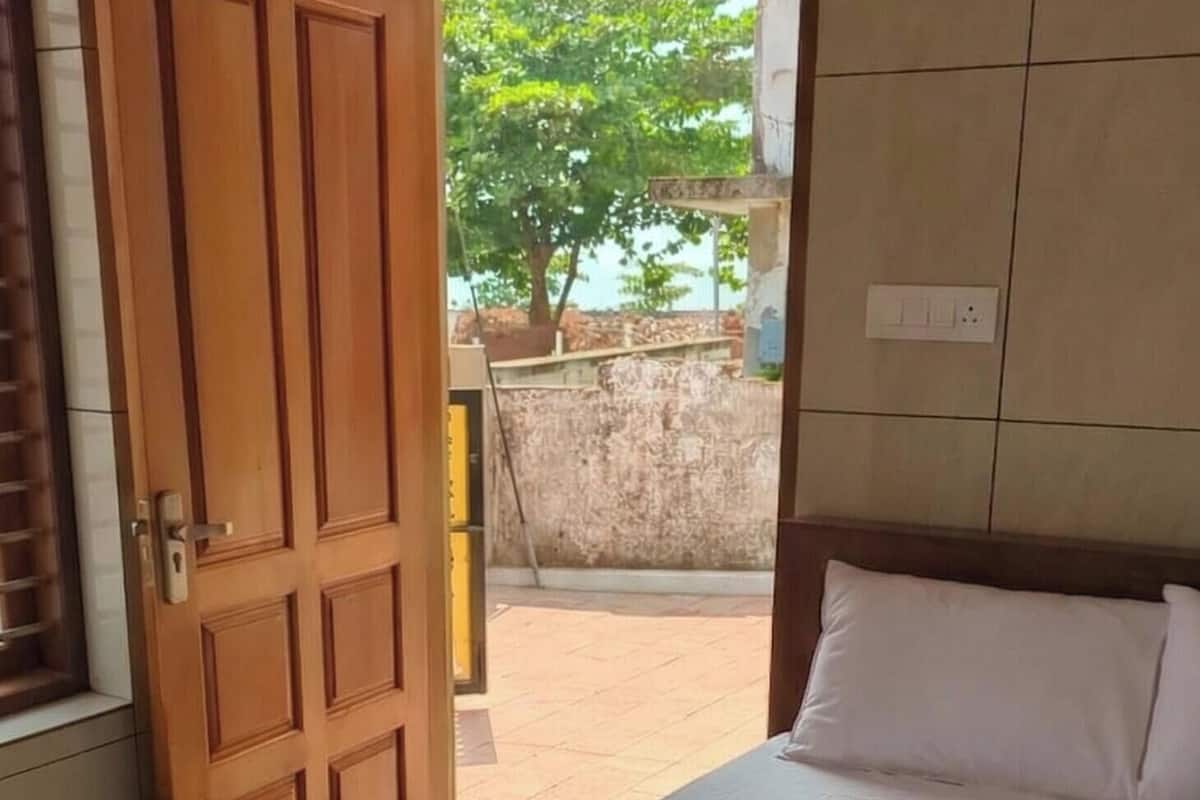 Doppelzimmer, 1 Queen-Bett, eingeschränkter Meerblick | Schreibtisch, laptopgeeigneter Arbeitsplatz, kostenloses WLAN