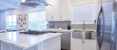 雪櫃、微波爐、焗爐、爐具