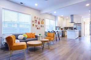 TV, video games, books, computer monitors - Cozy Dallas Home in Bishop Arts Near Lake and Park (Dallas)