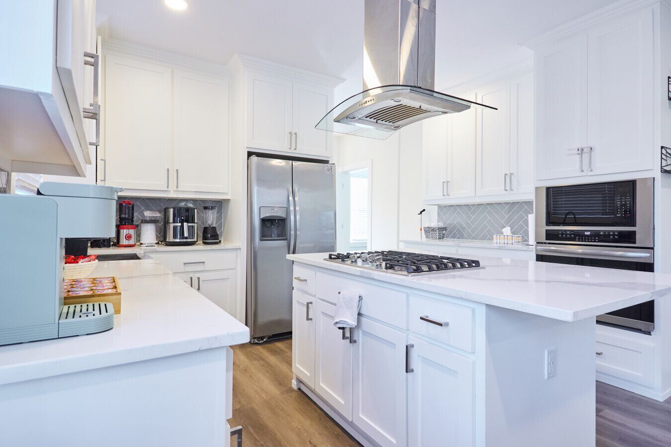 Réfrigérateur, micro-ondes, four, plaque de cuisson