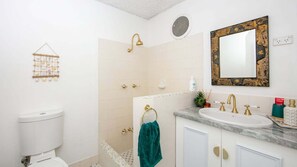 Shower, hair dryer, towels, soap - The perfect coastal escape on Yamba Hill. (Yamba)