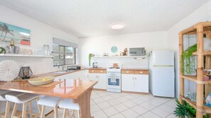 Fridge, microwave, oven, stovetop - The perfect coastal escape on Yamba Hill. (Yamba)